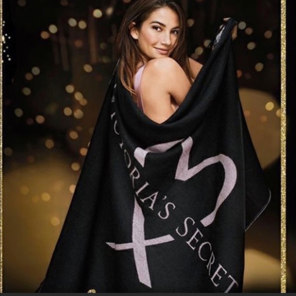 🆕 Victoria’s Secret Blanket - Picture 2 of 4